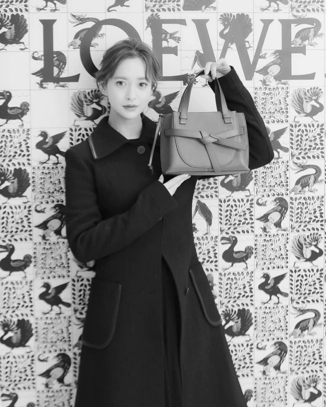 野崎萌香さんのインスタグラム写真 - (野崎萌香Instagram)「@loewe の銀座旗艦店での オープニングイベントに招待して頂いて 遊びに行ってきました😌❣️ . . .  二階がとても広くて 品揃えも良くて メンズもレディースのお洋服も とても見やすかったです。  パーティーに着て行った わたしのお気に入りのコートとbagも 今季の　@loewe です。  #loewetokyo」11月16日 9時15分 - moeka_nozaki