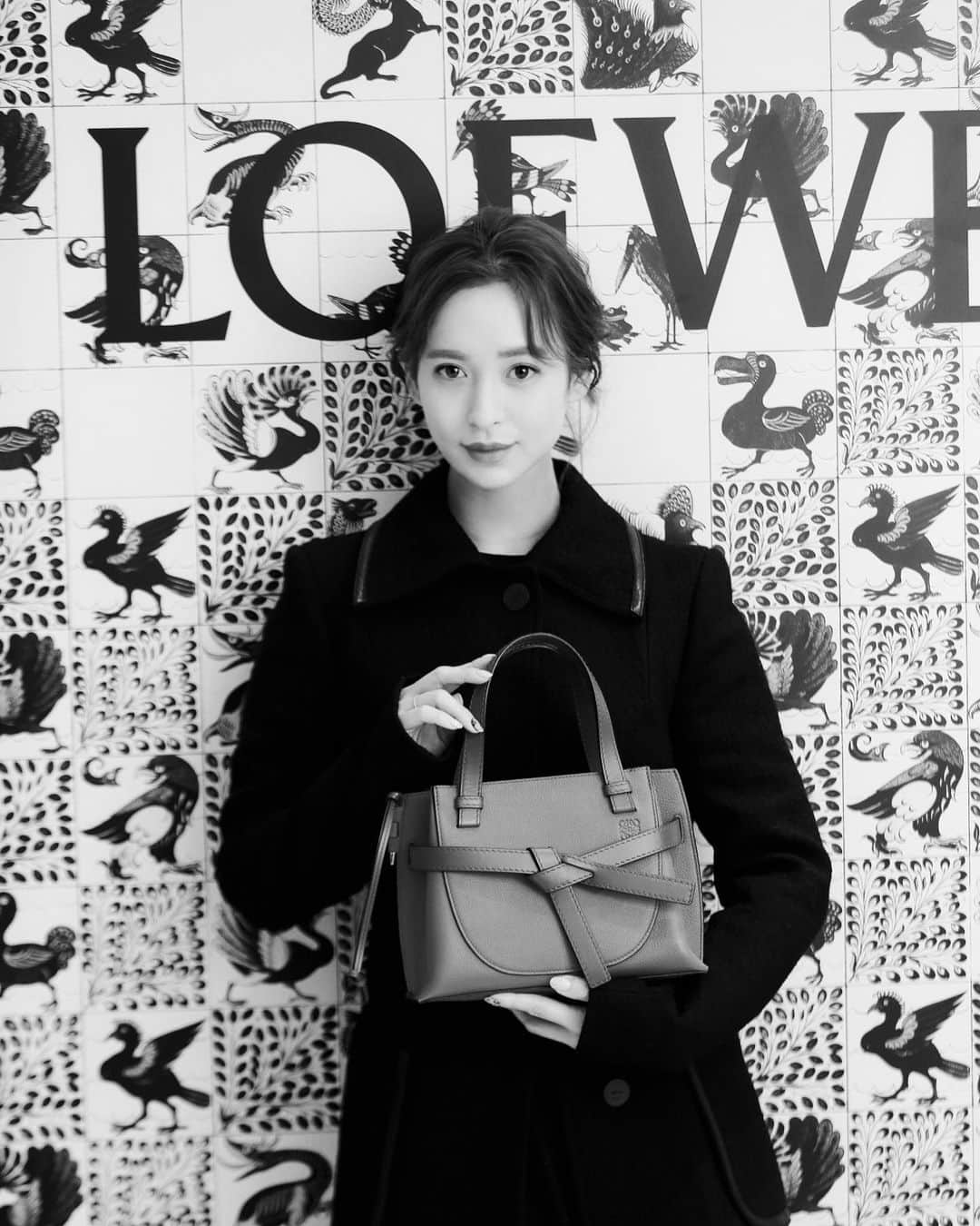 野崎萌香さんのインスタグラム写真 - (野崎萌香Instagram)「@loewe の銀座旗艦店での オープニングイベントに招待して頂いて 遊びに行ってきました😌❣️ . . .  二階がとても広くて 品揃えも良くて メンズもレディースのお洋服も とても見やすかったです。  パーティーに着て行った わたしのお気に入りのコートとbagも 今季の　@loewe です。  #loewetokyo」11月16日 9時15分 - moeka_nozaki