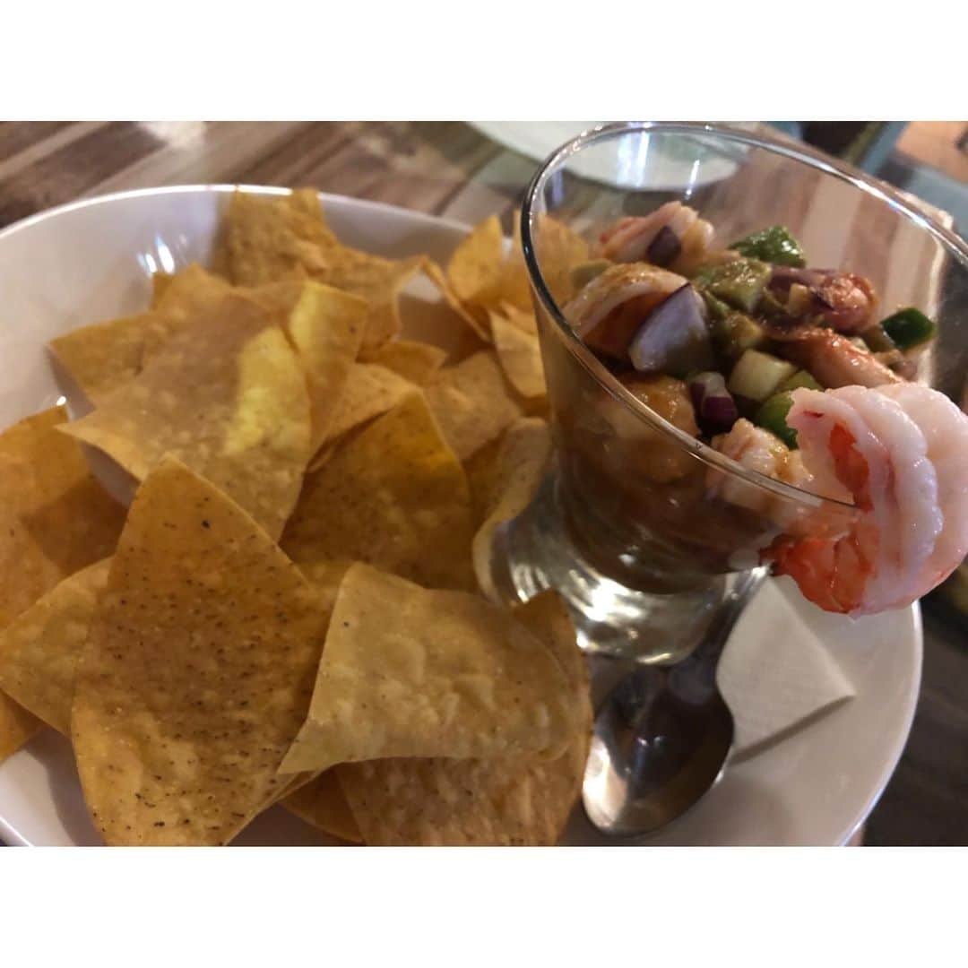 鈴木優梨さんのインスタグラム写真 - (鈴木優梨Instagram)「グアム旅行🐬💕 ・ ・ 初日の夜はビーチンシュリンプ🦐✨ ・ 人気のお店みたいですごい混んでたけど 15~20分くらいで入れた🌟 回転早かったなー👌🏻💕 ・ ・ イチオシのビーチンシュリンプ(バゲット) エビとアボカドのカクテル ガーリックシュリンプ ・ ・ ビーチンシュリンプのスープの味がヤミツキ🌟 ・ ・ お腹いっぱい🦐✨ 美味しかった〜💖 ・ #beachinshrimp #guam #グアム  #グアム旅行 #ビーチンシュリンプ」11月16日 9時17分 - suzuki_yuuri