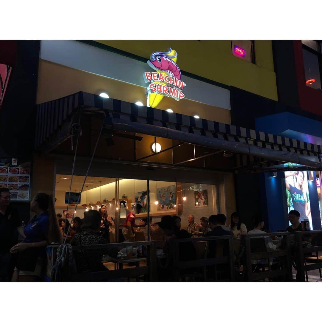 鈴木優梨さんのインスタグラム写真 - (鈴木優梨Instagram)「グアム旅行🐬💕 ・ ・ 初日の夜はビーチンシュリンプ🦐✨ ・ 人気のお店みたいですごい混んでたけど 15~20分くらいで入れた🌟 回転早かったなー👌🏻💕 ・ ・ イチオシのビーチンシュリンプ(バゲット) エビとアボカドのカクテル ガーリックシュリンプ ・ ・ ビーチンシュリンプのスープの味がヤミツキ🌟 ・ ・ お腹いっぱい🦐✨ 美味しかった〜💖 ・ #beachinshrimp #guam #グアム  #グアム旅行 #ビーチンシュリンプ」11月16日 9時17分 - suzuki_yuuri