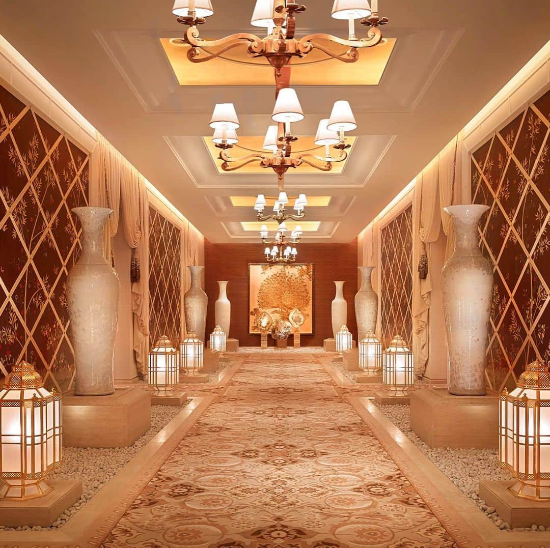 Biologique Recherche USAさんのインスタグラム写真 - (Biologique Recherche USAInstagram)「We are proud to announce our partnership with the The Spa at @encorebostonharbor. The stunningly-designed space features many ‘scenes’ within the facility and establishes a mood for guests that heightens individual experience to new levels. Offering a selection of Biologique Recherche hyper-customized treatments, the spa reflects the belief that health and wellness depend on a delicate balance between the mind, body, and spirit. Committed to solely use the highest quality of ingredients in the products offered to their guests, The Spa at Encore Boston Harbor partners with Biologique Recherche to guarantee authentic experiences. • • • #biologiquerecherche #passion #expert #beauty #skin #skincare #facecare #followyourskininstant #buildingbetterskin #skininstant #encorebostonharbor #spa #boston #treatyourself #treatment #hypercustomized #weekend」11月16日 7時48分 - biologique_recherche_usa