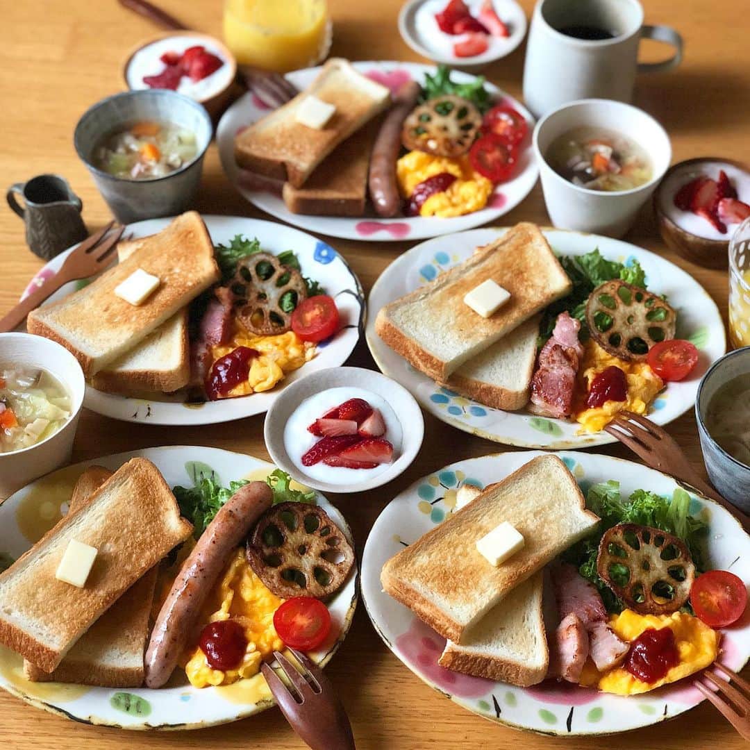 みかさんのインスタグラム写真 - (みかInstagram)「2019.11.16  おはようございます  今日のあさごはんは * ・トースト ・野菜スープ ・オムレツ ・ウインナー、ベーコン ・いちごヨーグルト * 今朝はトーストで 王道なモーニングプレートに。 野菜スープが美味しかった😋 *  昨夜はおっさん会😂でかなり 盛り上がりみんな食べる食べる💦 焼肉→とんこつラーメン→コーヒー と暴飲暴食が過ぎたけど わりと今日は爽快に目覚めて 朝ごはんもしっかりと。 朝ラン出来なかったので 今日は日中走ろうと思います✨ *  兄さん今日は学校で発表会なので 楽しみ❤︎ * #あさごはん#朝ごはん#朝食#ワンプレート#トースト#モーニング#石木文#器#器好き#桑原典子#breakfast#morning#cooking#toast#igersjp#locari#おうちごはん#おうちごはんlover#おうちごはん記録#朝時間#朝美人アンバサダー#フーディーテーブル」11月16日 8時01分 - mikasko
