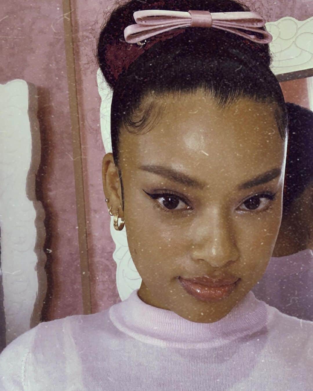 ティファニー・キャデラックのインスタグラム：「For your entertainment 🐝」