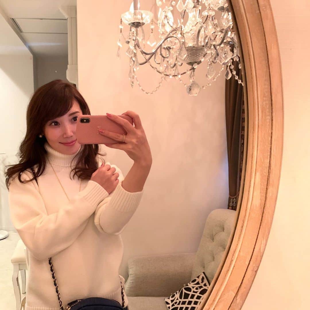 のインスタグラム：「・ ・ 寒くなり代謝が落ちる季節なのに 🍴🍷楽しみな予定が沢山な年末のこの季節。 ・ @emiemhappy ちゃんのゴッドハンドをお借りして なんとか維持！を目指します♡ ・ 一度で驚きのシェイプ力！ に加えてお肌にハリも出るから 調子がよくて嬉しい˚⁎⁺˳✧༚ ・ @licesthetic なしではもう無理です笑 ・ ・  #beauty #beautysalon #リックエステティックサロン #ゴッドハンド #痩身 #痩身ケア #ダイエット #エステ #エステサロン #美容 #麻布十番 #アンチエイジング #40代 #40代ダイエット #40代女子 #美肌 #美肌ケア」