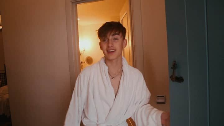 ジョニー・オーランドのインスタグラム：「24 hours with me at the #mtvema’s is up on youtube:) should i make this a series? 🤔」
