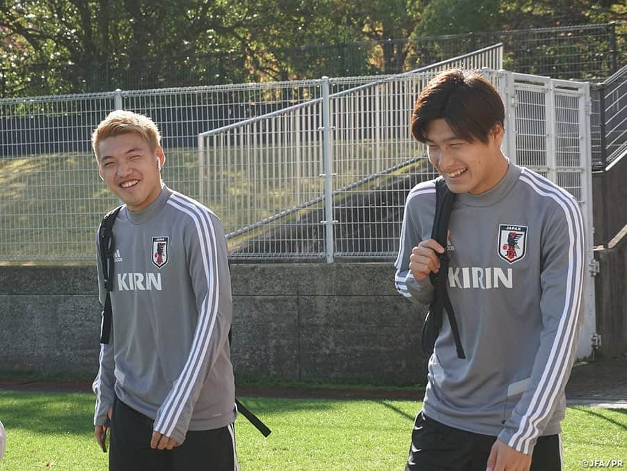 日本サッカー協会さんのインスタグラム写真 - (日本サッカー協会Instagram)「📸#U22日本代表 は11月15日（金）、合宿5日目のトレーニングを行いました。前日に行われたサンフレッチェ広島との練習試合で35分以上出場した選手を中心とした選手は、疲労回復を考慮したストレッチとジョギングを中心の軽めのメニューで汗を流します。 ・ このトレーニングをもって、5日間汗を流した広島広域公園第一球技場を後にし、翌16日（土）は17日（日）に行われるキリンチャレンジカップ2019　U-22コロンビア代表戦が行われるエディオンスタジアム広島にて公式トレーニングを行います。 ・ 【チケット発売中！】 🏆キリンチャレンジカップ2019 🇯🇵U-22日本代表 vs U-22コロンビア🇨🇴 📅11/17(日) 12:50KO/10:20開場 📍エディオンスタジアム広島 👉大会情報はJFA.jpへ ・ ℹ️多くのお客様の来場が見込まれるため、開場時間を「10:20(予定)」に変更しました。ご来場の際は、公共交通機関のご利用をお願いします。 ・ #jfa #daihyo #キリチャレの日」11月16日 8時26分 - japanfootballassociation