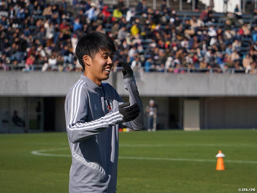 日本サッカー協会さんのインスタグラム写真 - (日本サッカー協会Instagram)「📸#U22日本代表 は11月15日（金）、合宿5日目のトレーニングを行いました。前日に行われたサンフレッチェ広島との練習試合で35分以上出場した選手を中心とした選手は、疲労回復を考慮したストレッチとジョギングを中心の軽めのメニューで汗を流します。 ・ このトレーニングをもって、5日間汗を流した広島広域公園第一球技場を後にし、翌16日（土）は17日（日）に行われるキリンチャレンジカップ2019　U-22コロンビア代表戦が行われるエディオンスタジアム広島にて公式トレーニングを行います。 ・ 【チケット発売中！】 🏆キリンチャレンジカップ2019 🇯🇵U-22日本代表 vs U-22コロンビア🇨🇴 📅11/17(日) 12:50KO/10:20開場 📍エディオンスタジアム広島 👉大会情報はJFA.jpへ ・ ℹ️多くのお客様の来場が見込まれるため、開場時間を「10:20(予定)」に変更しました。ご来場の際は、公共交通機関のご利用をお願いします。 ・ #jfa #daihyo #キリチャレの日」11月16日 8時26分 - japanfootballassociation