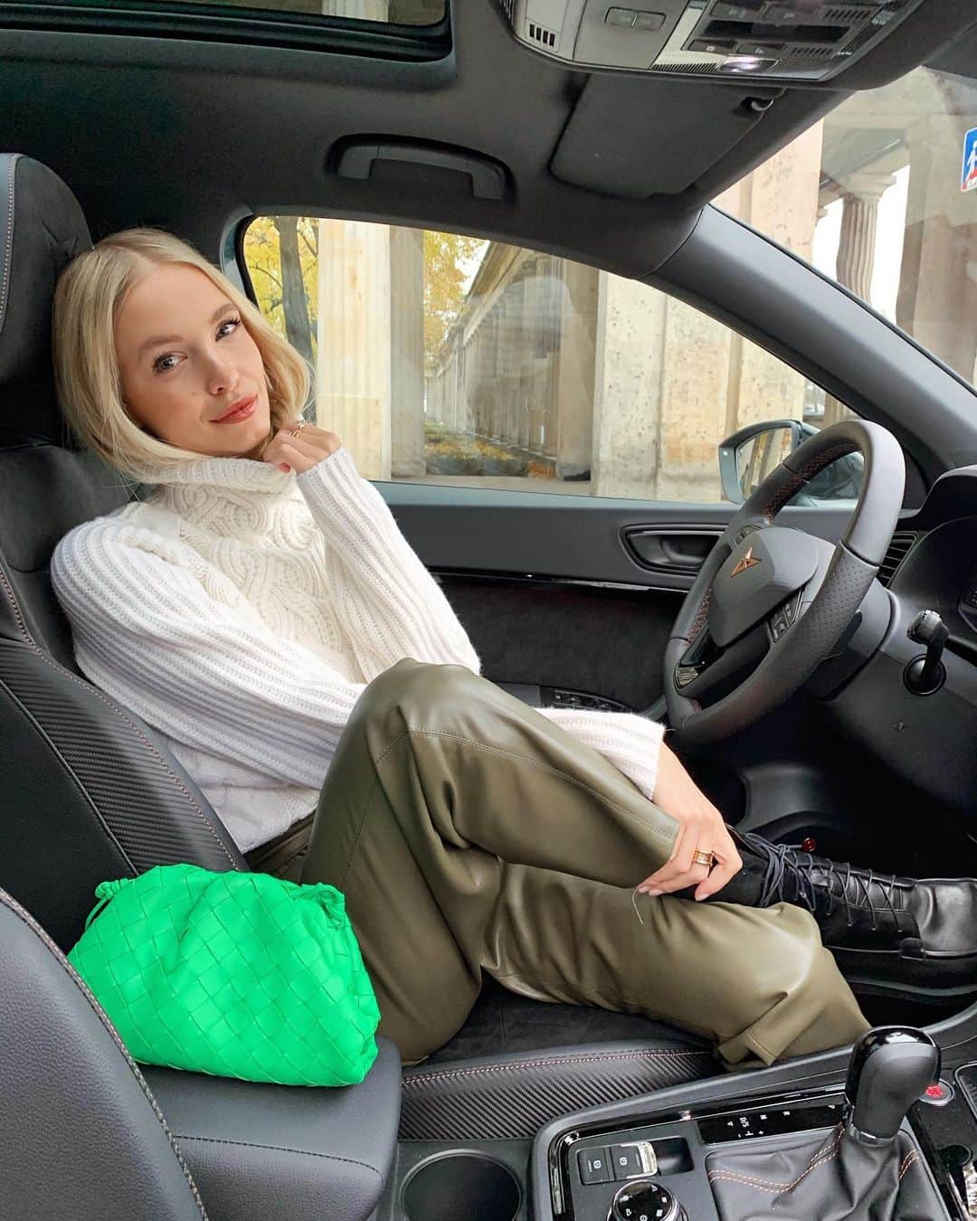 レオニー・ハンネさんのインスタグラム写真 - (レオニー・ハンネInstagram)「Staying cozy in Berlin in my #CUPRAateca. 💚 Anzeige/Ad Celebrating style at the BUNTE New Faces Awards with @cupra_de.  #CUPRA #CreateThePath Kraftstoffverbrauch Benzin: innerorts 8,9 l/100 km, außerorts 6,5 l/100 km, kombiniert 7,4 l/100 km; CO2-Emissionen: innerorts 201 g/km, außerorts 149 g/km, kombiniert 168 g/km; CO2-Effizienzklasse: D  Weitere Informationen zum offiziellen Kraftstoffverbrauch und den offiziellen, spezifischen CO₂-Emissionen neuer Personenkraftwagen können dem „Leitfaden über den Kraftstoffverbrauch, die CO₂-Emissionen und den Stromverbrauch neuer Personenkraftwagen“ entnommen werden, der an allen Verkaufsstellen und bei der DAT Deutsche Automobil Treuhand GmbH, Hellmuth-Hirth-Str. 1, 73760 Ostfildern-Scharnhausen oder unter www.dat.de unentgeltlich erhältlich ist.」11月16日 8時29分 - leoniehanne