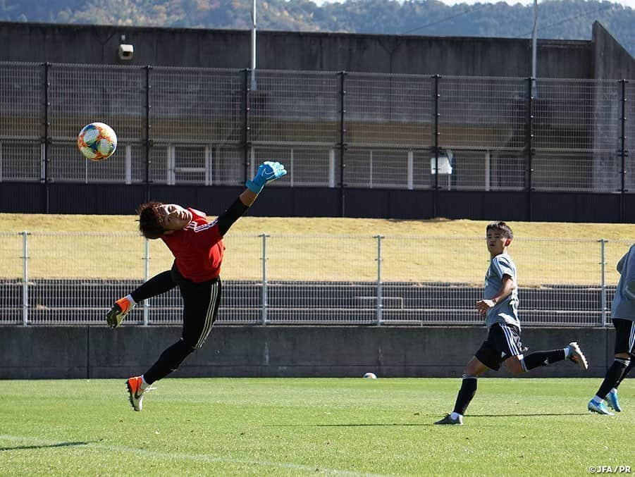 日本サッカー協会さんのインスタグラム写真 - (日本サッカー協会Instagram)「📸#U22日本代表 は11月15日（金）、合宿5日目のトレーニングを行いました。前日のサンフレッチェ広島との練習試合で35分以上出場した選手を中心とした選手は、疲労回復を考慮したストレッチとジョギングを中心の軽めのメニューで汗を流します。 ・ 残る選手はボールを使ったパスワークに移行し、パスの出し手、受け手双方の連携を確認。さらにこのグループから6名の選手が別メニューでコンディション調整に入り、最終的にはFW#前田大然 選手(#CSマリティモ )、MF#三好康児 選手（#ロイヤルアントワープFC )、MF#堂安律 選手(#PSVアイントホーフェン )、MF#橋岡大樹 選手(#浦和レッズ )、MF#菅原由勢 選手(#AZアルクマール )、MF#久保建英 選手(#RCDマジョルカ )とチームへの合流が遅かった6選手がGK#大迫敬介 選手（#サンフレッチェ広島 ）とGK#谷晃生 選手（#ガンバ大阪 ）を相手にシュート練習までこなし、約1時間のトレーニングで汗を流しました。 ・ このトレーニングをもって、5日間汗を流した広島広域公園第一球技場を後にし、翌16日（土）は17日（日）に行われるキリンチャレンジカップ2019　U-22コロンビア代表戦が行われるエディオンスタジアム広島にて公式トレーニングを行います。 ・ 【チケット発売中！】 🏆キリンチャレンジカップ2019 🇯🇵U-22日本代表 vs U-22コロンビア🇨🇴 📅11/17(日) 12:50KO/10:20開場 📍エディオンスタジアム広島 👉大会情報はJFA.jpへ ・ ℹ️多くのお客様の来場が見込まれるため、開場時間を「10:20(予定)」に変更しました。ご来場の際は、公共交通機関のご利用をお願いします。 ・  #jfa #daihyo #キリチャレの日」11月16日 8時33分 - japanfootballassociation