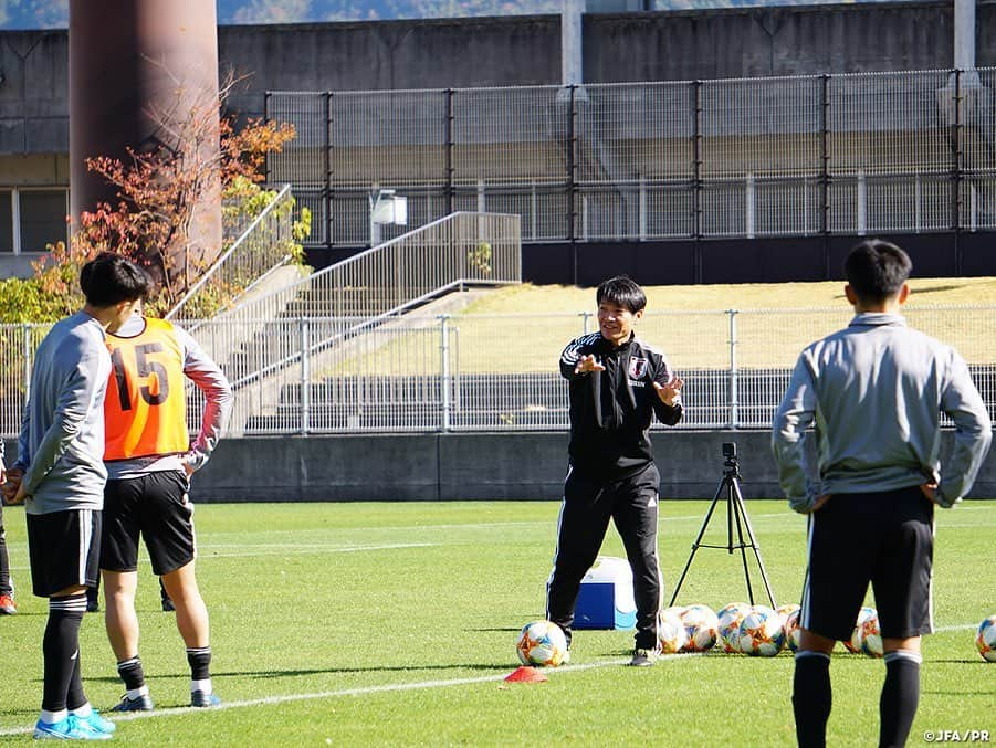 日本サッカー協会さんのインスタグラム写真 - (日本サッカー協会Instagram)「📸#U22日本代表 は11月15日（金）、合宿5日目のトレーニングを行いました。前日のサンフレッチェ広島との練習試合で35分以上出場した選手を中心とした選手は、疲労回復を考慮したストレッチとジョギングを中心の軽めのメニューで汗を流します。 ・ 残る選手はボールを使ったパスワークに移行し、パスの出し手、受け手双方の連携を確認。さらにこのグループから6名の選手が別メニューでコンディション調整に入り、最終的にはFW#前田大然 選手(#CSマリティモ )、MF#三好康児 選手（#ロイヤルアントワープFC )、MF#堂安律 選手(#PSVアイントホーフェン )、MF#橋岡大樹 選手(#浦和レッズ )、MF#菅原由勢 選手(#AZアルクマール )、MF#久保建英 選手(#RCDマジョルカ )とチームへの合流が遅かった6選手がGK#大迫敬介 選手（#サンフレッチェ広島 ）とGK#谷晃生 選手（#ガンバ大阪 ）を相手にシュート練習までこなし、約1時間のトレーニングで汗を流しました。 ・ このトレーニングをもって、5日間汗を流した広島広域公園第一球技場を後にし、翌16日（土）は17日（日）に行われるキリンチャレンジカップ2019　U-22コロンビア代表戦が行われるエディオンスタジアム広島にて公式トレーニングを行います。 ・ 【チケット発売中！】 🏆キリンチャレンジカップ2019 🇯🇵U-22日本代表 vs U-22コロンビア🇨🇴 📅11/17(日) 12:50KO/10:20開場 📍エディオンスタジアム広島 👉大会情報はJFA.jpへ ・ ℹ️多くのお客様の来場が見込まれるため、開場時間を「10:20(予定)」に変更しました。ご来場の際は、公共交通機関のご利用をお願いします。 ・  #jfa #daihyo #キリチャレの日」11月16日 8時33分 - japanfootballassociation