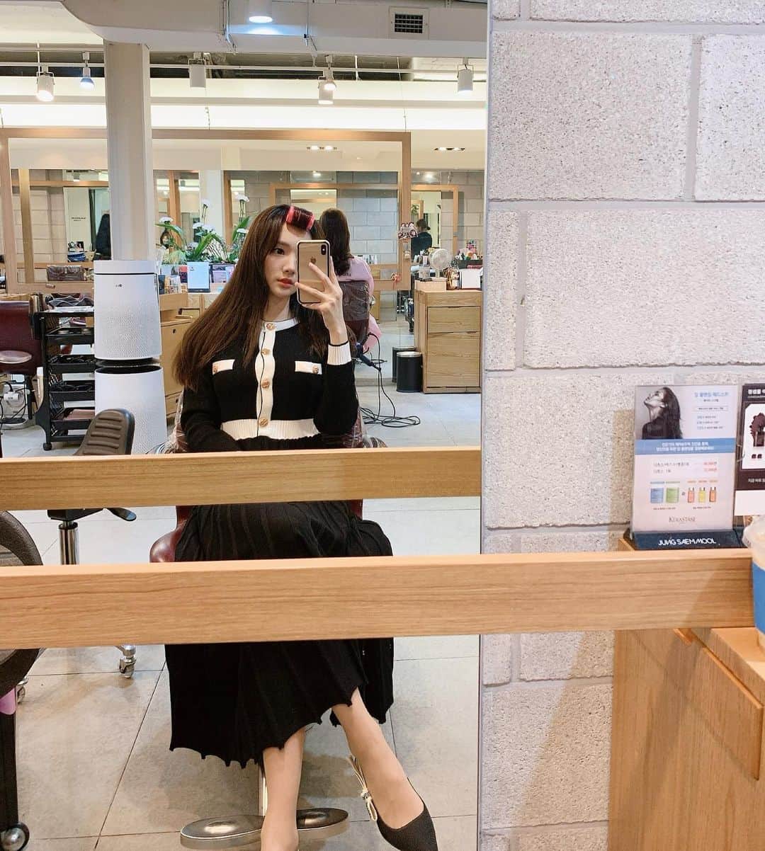 ミンヒ のインスタグラム：「아침이라 얼굴 부었.....🤭」