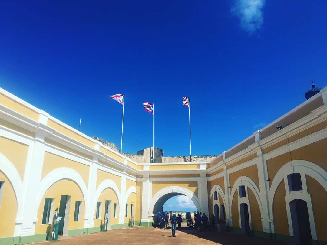 三谷晶子さんのインスタグラム写真 - (三谷晶子Instagram)「掘り起こしプエルトリコ、引き続きお送りします🇵🇷 先日、あげた古都オールドサンファン は正確に言えば「ラ・フォルタレサとサン・ファン歴史地区」という名前で世界遺産登録されています。 ラ・フォルタレサは1540年に完成した建物で19世紀にはスペインの総督官邸になり、今はアメリカの州知事官邸なんだけど、写真撮るの忘れてました……。 ある程度ちゃんとした格好なら一般も入れるそう。 私はこの日かなりラフな服装だったので断念したけど、次は内部を見学したいものだわ。  で、写真はこの世界遺産の一部であるプエルトリコのサンファン島の先端にあるサン・フェリペ・デル・モッロ砦。エルモロ要塞と呼ばれています。  オールドサンファン から近いんですが、私はちょっと離れたリゾート街、コンダドから行ったのでUBERで目の前まで行きました。コンダドからは10分程度、5ドルくらい。 UBERはアメリカでダウンロードすると乗車3回まで2ドルオフのクーポンがもらえます。  ちなみに、プエルトリコのUBER事情。都市部ならかなりドライバーもたくさんいてめっちゃ便利！  素敵な出会いもあったので、あとでお話しますね。  エルモロ要塞はとにかく見晴らしが良くて、海と町並みが見下ろせるスポット。入場料はもうひとつの砦、.サン・クリストバール砦と合わせて7ドル。  エルモロ要塞は高台にあるので、行く順番としてはエルモロ要塞→オールドサンファン をぶらぶら→ .サン・クリストバール砦がおすすめ。  ちなみにエルモロ要塞の先端部にイグアナがいて「名古屋のしゃちほこみたいなものかな……装飾兼守り神的な」と思っていたら、普通に生きててびっくりした。  あなた、なぜそこに佇んでいるの？  海に面した窓や塔がたくさんあるので写真映えもするスポットだし、海に面した都市の歴史も感じられる場所です。  #プエルトリコ #PuertoRico  #puertoricogram #discoverpuertorico #visitpuertorico  #LINEトラベルjp #アメリカ旅行 #キャンペーン #アメリカ #旅したくなるフォト #旅行好きな人と繋がりたい #旅好きな人と繋がりたい #VisitTheUSA  @VisitTheUSA @travel.jp」11月16日 9時04分 - akikomitani