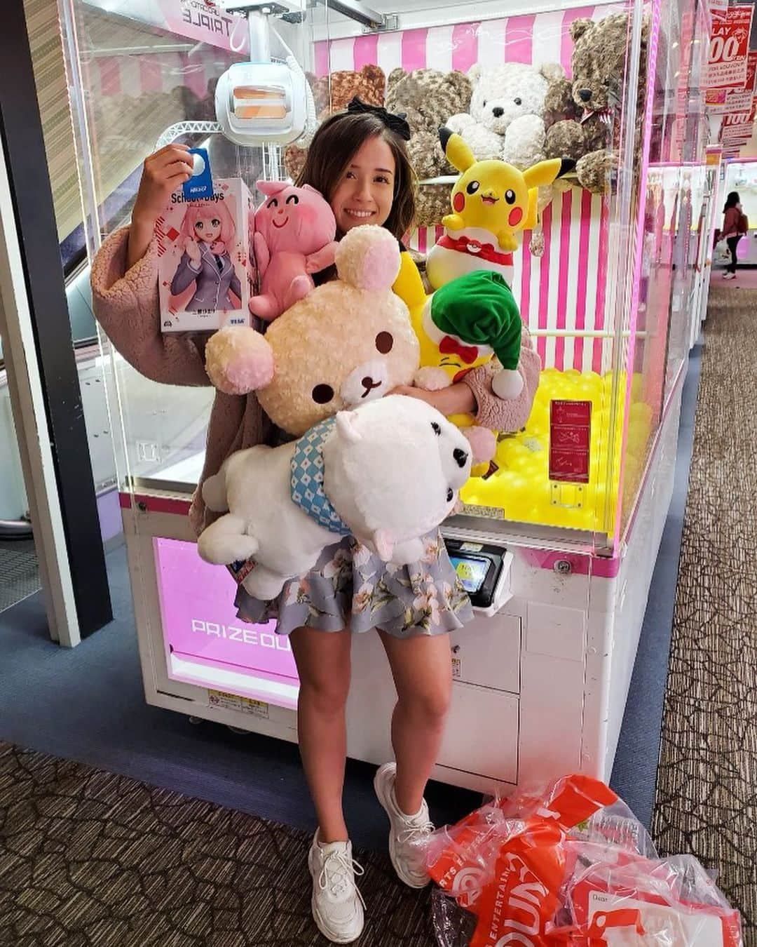 Pokimaneさんのインスタグラム写真 - (PokimaneInstagram)「went ham on the crane machines, which one do you want? ☺️🐻」11月16日 9時07分 - pokimanelol