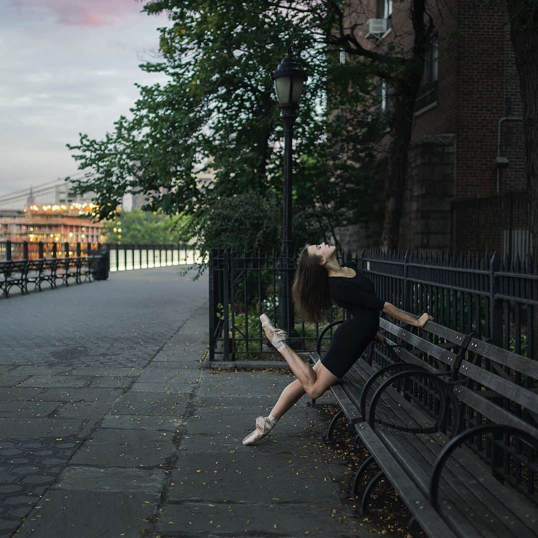 ballerina projectさんのインスタグラム写真 - (ballerina projectInstagram)「Stephanie Williams in Brooklyn. #ballerina - @wheresmytutu #brooklynheightspromenade #brooklynheights #brooklyn #newyorkcity #ballerinaproject #ballerinaproject_ #ballet #dance #pointe #hosiery #stephaniewilliams  The Ballerina Project book is now in stock. Link is located in our Instagram profile. @ballerinaprojectbook #ballerinaprojectbook」11月16日 0時18分 - ballerinaproject_