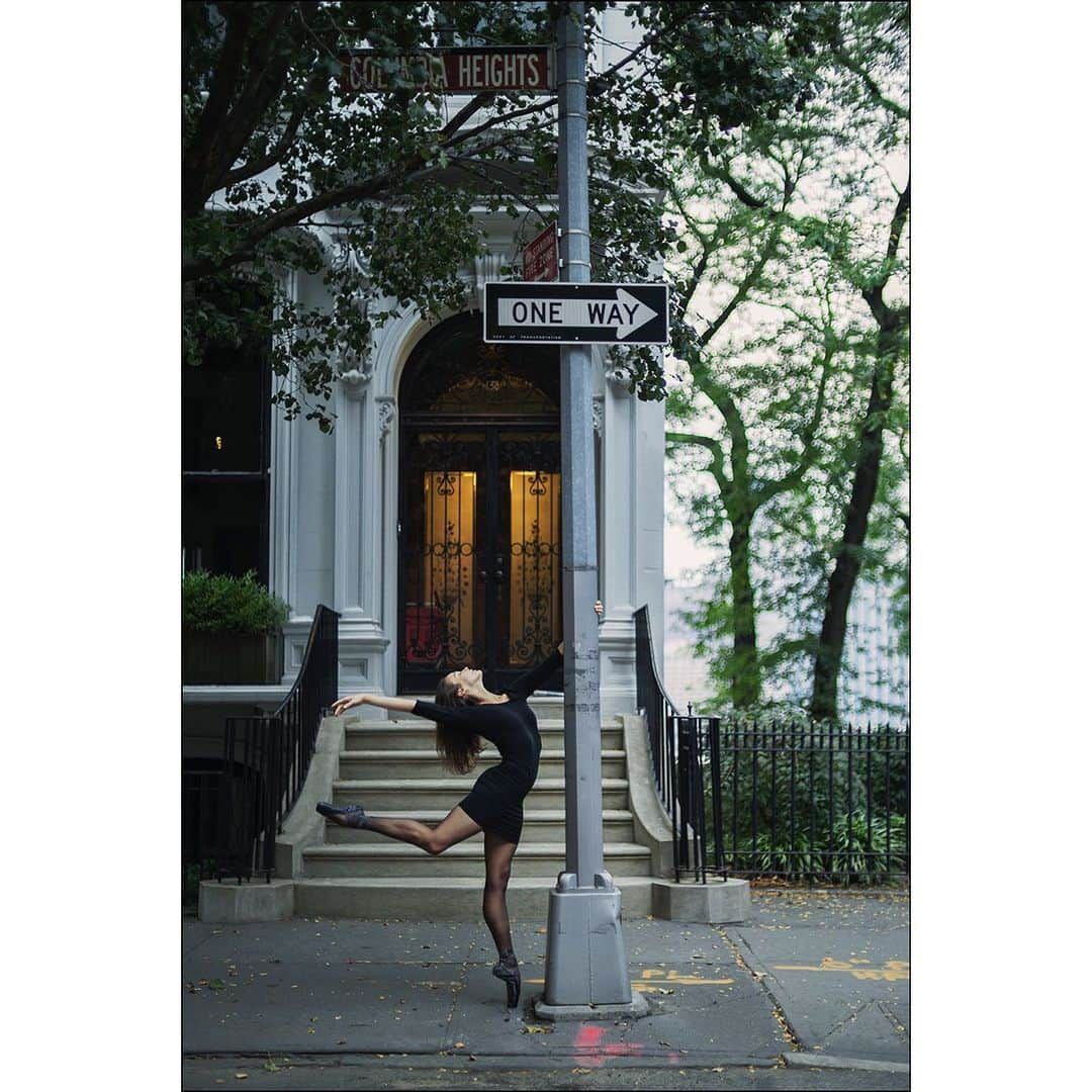 ballerina projectさんのインスタグラム写真 - (ballerina projectInstagram)「Stephanie Williams in Brooklyn. #ballerina - @wheresmytutu #brooklynheightspromenade #brooklynheights #brooklyn #newyorkcity #ballerinaproject #ballerinaproject_ #ballet #dance #pointe #hosiery #stephaniewilliams  The Ballerina Project book is now in stock. Link is located in our Instagram profile. @ballerinaprojectbook #ballerinaprojectbook」11月16日 0時18分 - ballerinaproject_