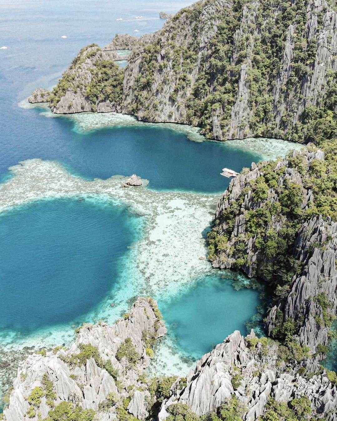 Manamiのインスタグラム：「📍Green Lagoon ㅤ 自然って本当にすごい🥺✨ 誰かを感動させようとして出来たのではなくて 変化をしたりしなかったりして おのずと何万年も何億年もただそこにいる それが言葉に出来ない感動を与える ここにいたなんて信じられない毎日に戻って 改めて気付く地球の美しさ🌏 そんな地球の美しさを私はまだ数%しかしらない だからまた求めてどこかに行きたくなる ㅤ ポジティブなエネルギーしか求めてない 向かう場所も会う人も」