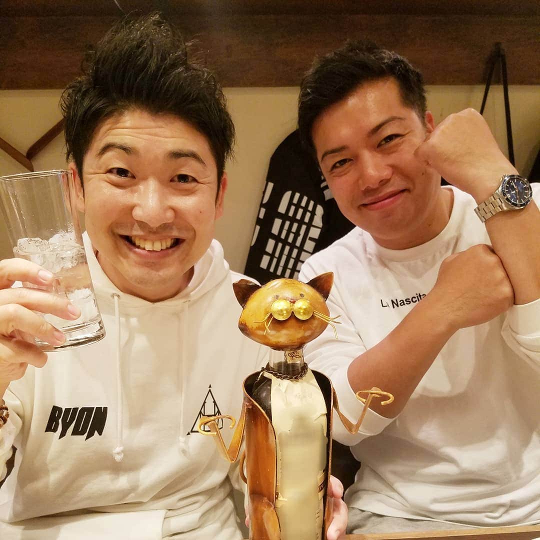 レイチェルのインスタグラム：「今日の『ちちんぷいぷい』を見てくださった皆様、ありがとうございました！  個人的には、昨夜フツーに飲んでた別府くんと画面上でプチ共演出来てたのが楽しかったですよ！  本番まで、あともぉ約２週間！  最後まで全力で頑張りますので、参加される皆様お互いに頑張りましょうね！  そしてそして、  今週僕は祇園花月にて、すっちーさん座長週に出演させていただいておりますので、  そちらの方もどうぞ、宜しくお願いしマウストゥーマウス！！！！！ 😁😁😁😁😁😁🎶🎶🎶🎶🎶🎶✨✨✨✨✨✨✨」