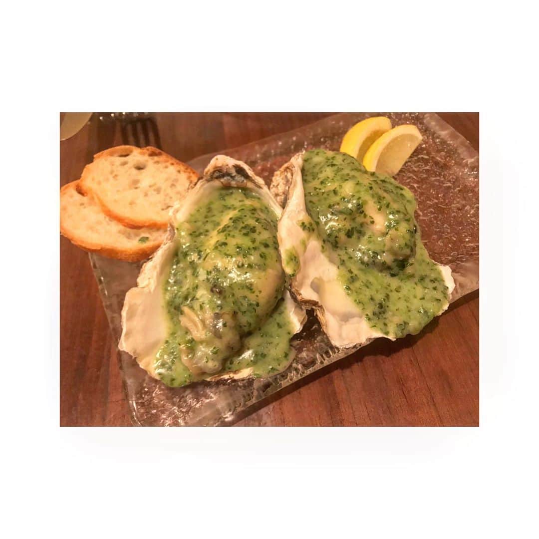 森脇加奈子のインスタグラム：「． この間食べて感動した牡蠣のムニエル！🥺 ． ． 牡蠣といえばカキフライでしょぉ～～！な脳みそだったのでムニエルの印象は薄かったんだけど。🧠 ． これは本当に私の中の牡蠣に革命が起きた🎠🚩笑 ． ． バジルのソースがこれまた美味しくてね…？ 程よく広がるガーリックが食欲をさらに掻き立ててね…？余ったソースはパンにた～っっぷりと付けて、最後まで美味しくいただきました🐷🍽♥︎ ． #CANACOの食レポ #新シリーズ #牡蠣 #ムニエル」
