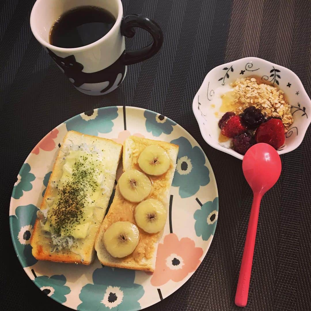 森由月さんのインスタグラム写真 - (森由月Instagram)「・ 今日の朝ごはんは2色トースト。 しらすチーズと、ピーナツバターバナナ。 ヨーグルトとオートミールで栄養追加！ ＊ ＊ ＊ #朝ごぱん #トースト #2色トースト #朝食 #オートミール #ヨーグルト #健康 #珈琲 #ミックスベリー #toast #breakfast #おうちごはんlover」11月16日 0時27分 - mori_yutsuki