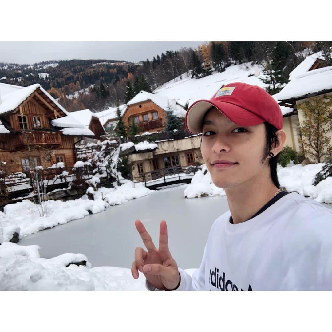 ツァオ・ヨウニン（曹佑寧）のインスタグラム：「我先來去童話故事裡💪」