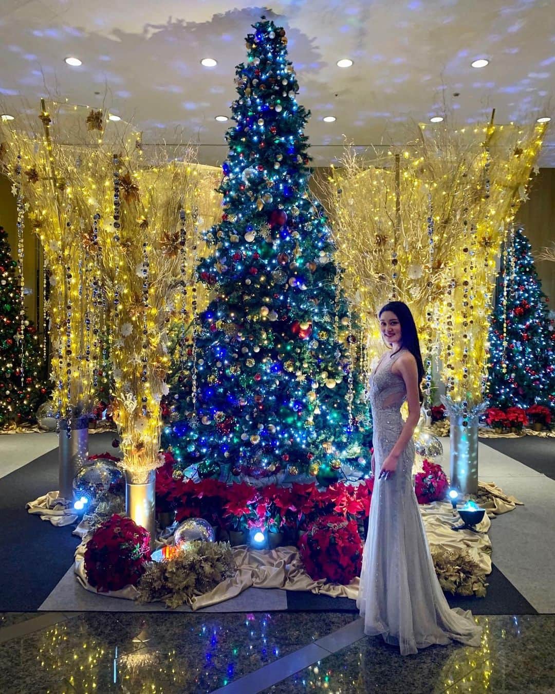 岩波彩華さんのインスタグラム写真 - (岩波彩華Instagram)「Christmas mood🎄💫 . .  #christmas #christmastree #dress #dressup #dresscode #japanesegirl #japan #tokyo #roppongi #model」11月16日 0時31分 - syk.i