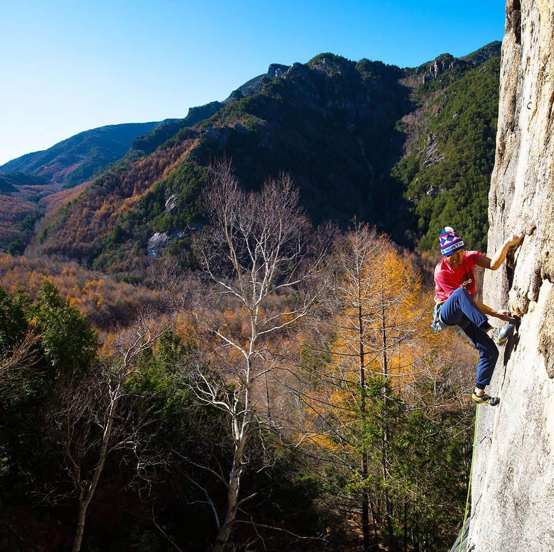 平山ユージさんのインスタグラム写真 - (平山ユージInstagram)「Petashi Man 5.13c (I think it’s harder🤔) Crispy condition help for sure. Spending 3 days on the route and finally I send Petashi Man. Tamotsu Sugino sent Petashi Man 1999 December. It’s nearly 20 years after his ascent. This line is amazing !!! I recommend to try if you come around Ogawayama, Japan 🇯🇵 ペタシマン5.13c (もっと難しいと思う🤔) パリッとしたコンディションは間違いなく成功を助けてくれた。三日間のチャレンジの末、ついに完登できた💪💪杉野保さんが1999年12月に初登、彼の初登からすでに20年、本当に凄いラインだー！小川山あたりに来る機会があればお勧めの一本👍👍 Photos @deloprojet  And @hikkopi  #Ogawayama #ogawayamaclimbing #japan #小川山 #小川山クライミング」11月16日 0時37分 - yuji_hirayama_stonerider