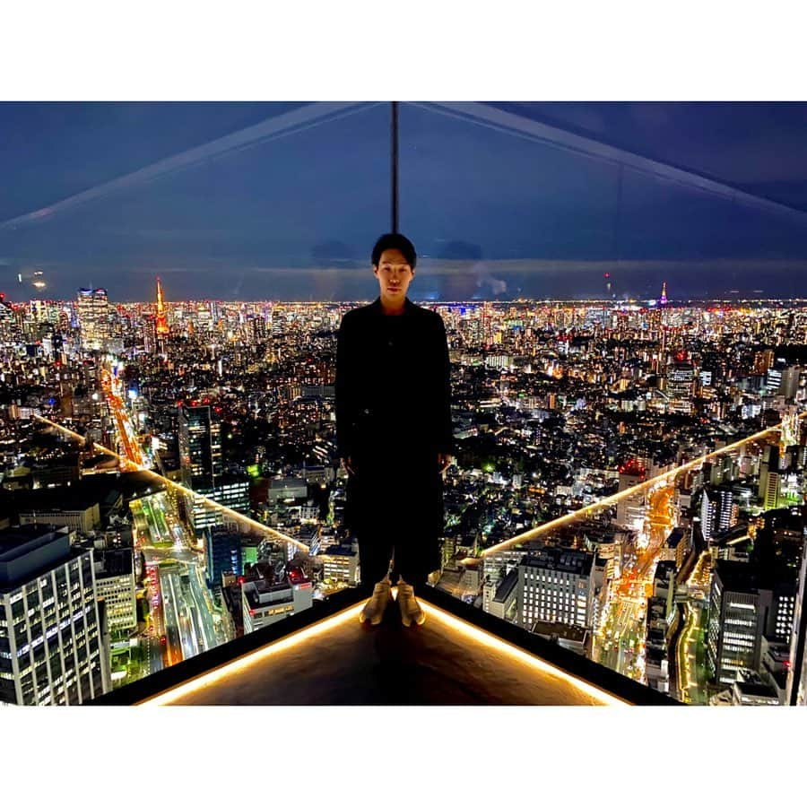 坂口涼太郎さんのインスタグラム写真 - (坂口涼太郎Instagram)「🌃🌌🌆🗼🌉🎑 東京の夜に心を鷲掴みにされました。 今夜は月が綺麗ですね。 この月を見れているだけで充分だと思わせるような光。 #shibuyasky #shibuyascramblesquare #渋谷スカイ #渋谷スクランブルスクエア #shibuya #渋谷」11月16日 0時41分 - ryotarosakaguchi