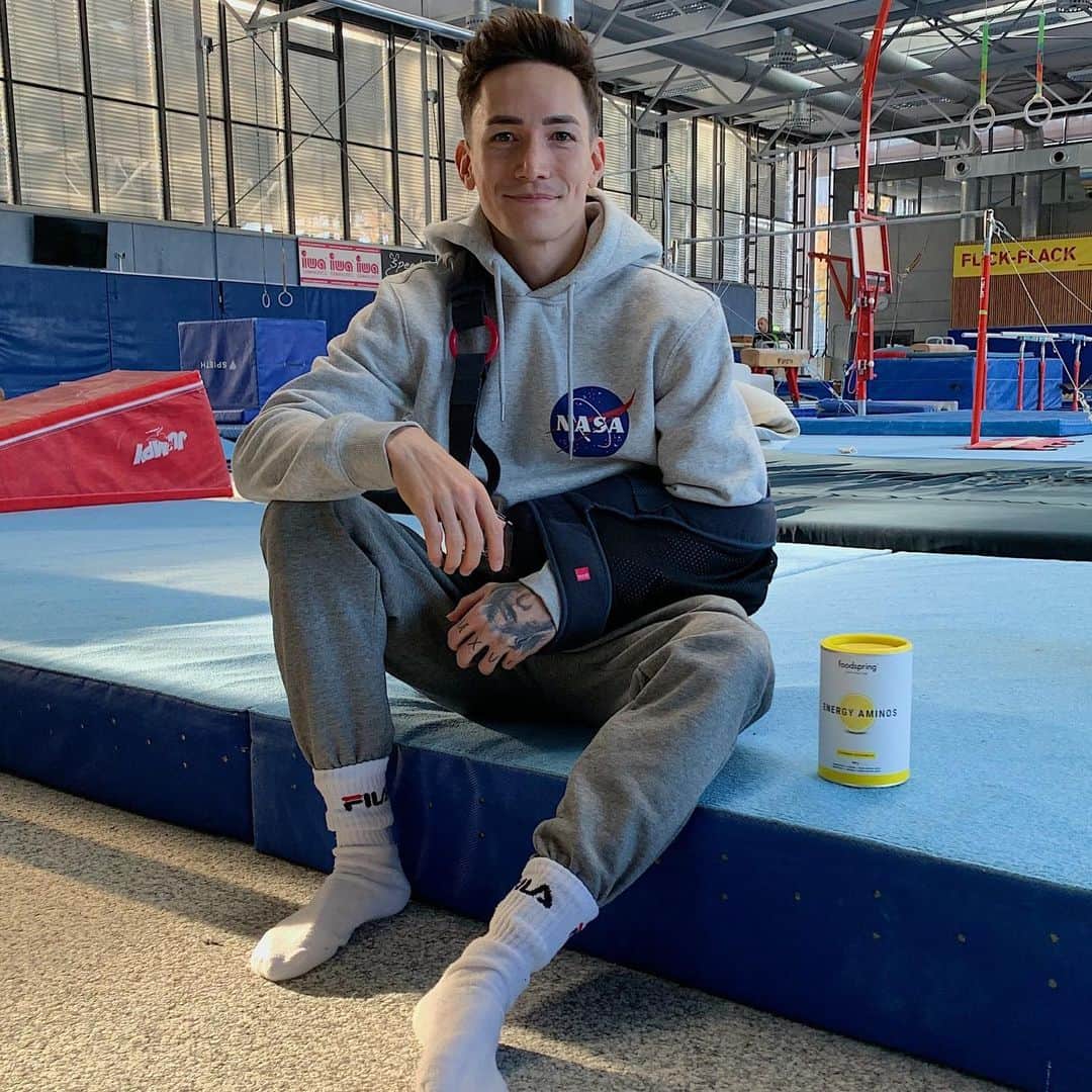 マゼル・ニューエンのインスタグラム：「Always on my side, even or especially during rehab - my energy aminos from @foodspring 🔥💪🏼 #foodspring #foodspringfamily #gymnastics #comeback #training #aminos #nutrition #themarcelnguyen」