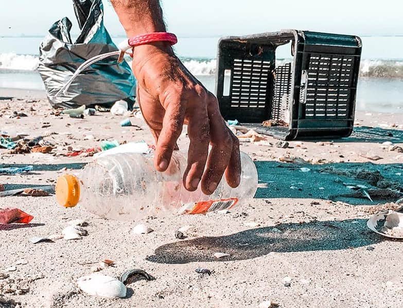 WildLifeのインスタグラム：「Handcrafted @7seasrope bracelets made from fishing line & ropes collected on beach cleanup around the coast of South Africa♻By purchasing one of these bracelets helps @7seasrope to do more cleanups and keeping our coastlines clean. BE PART OF THE CHANGE 🌍」