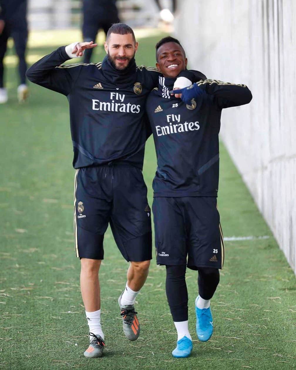 ヴィニシウス・ジュニオールのインスタグラム：「Mi hermano KARINOOOO! El mejor 9 del mundo 🔥⚽️ #KB9」