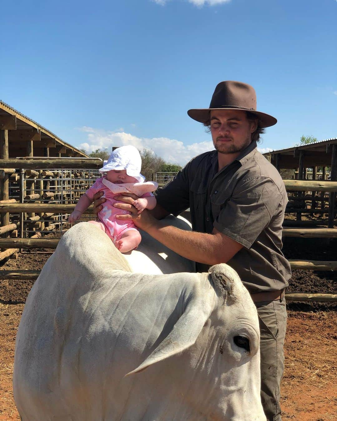 ヴィンピー・ファンデルヴァルトさんのインスタグラム写真 - (ヴィンピー・ファンデルヴァルトInstagram)「Getting Minke ready for a rodeo show . Lekker om my japanese babba op die plaas tehe #boerbabba#Seikobrahmane」11月16日 1時05分 - wimpievdwalt