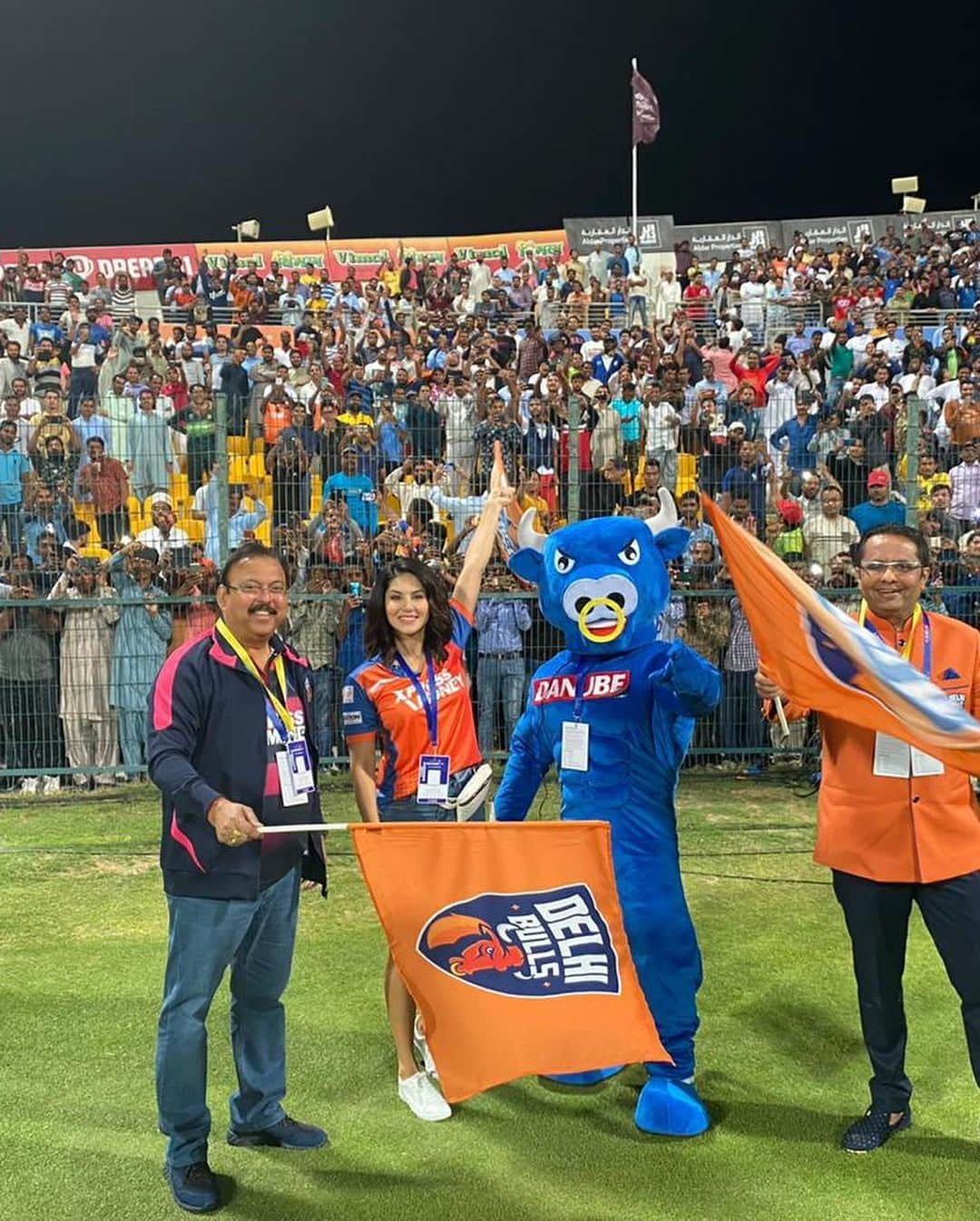 サニー・レオーネさんのインスタグラム写真 - (サニー・レオーネInstagram)「The amazing and surreal experience of being on the field during @t10league cheering for @delhibullst10 😍  Thanks @rizwan.sajan @mrcricketuae @adelsajan @neelesh_bhatnagar for this great opportunity!! Outfit @fancypantsofficial」11月16日 1時10分 - sunnyleone