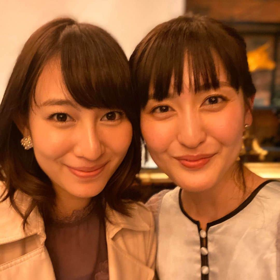 下田奈奈さんのインスタグラム写真 - (下田奈奈Instagram)「*﻿ 先日、ラブベリーの近藤彩希ちゃんの﻿ 結婚式二次会にお呼びいただきました👰﻿ ﻿ 憧れの先輩モデルだったサキチの花嫁姿が﻿ 生で見られるなんて夢のよう‥🥺💓﻿ ﻿ ラブベリーモデルになってすぐの頃、緊張しながら一緒の撮影現場を終えた帰りに二人で一緒に﻿109-②に行ってお揃いのキティストラップを﻿買えたのが本当に嬉しかったなぁ〜🐈💕﻿ ﻿ 今でも忘れられない思い出😂笑﻿ ﻿ ﻿ 相変わらず可愛くて優しくて笑顔が本当に﻿ 素敵なサキチでした💓﻿ 旦那さんとも本当にお似合い🥰﻿ ﻿ ﻿ ラブベリーのみんなにも久しぶりに会えて﻿ プチ同窓会みたいで嬉しかったなぁ〜♪﻿ 久しぶりなのに久しぶりな感じがしなかった👀﻿ ﻿ 帰りにみんなでファミレスに寄って﻿ 昔の撮影思い出話をしてました🥳﻿ ﻿ ﻿ 大人になってもこうやって再会できて嬉しいなぁ💕﻿ ﻿ ﻿ #ラブベリー﻿ #ラブベリーナ﻿ #ティーン雑誌﻿ #結婚式﻿ #結婚式二次会﻿」11月16日 1時21分 - shimodanana