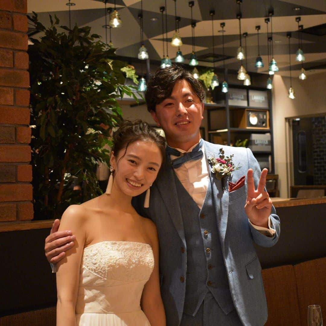 下田奈奈さんのインスタグラム写真 - (下田奈奈Instagram)「*﻿ 先日、ラブベリーの近藤彩希ちゃんの﻿ 結婚式二次会にお呼びいただきました👰﻿ ﻿ 憧れの先輩モデルだったサキチの花嫁姿が﻿ 生で見られるなんて夢のよう‥🥺💓﻿ ﻿ ラブベリーモデルになってすぐの頃、緊張しながら一緒の撮影現場を終えた帰りに二人で一緒に﻿109-②に行ってお揃いのキティストラップを﻿買えたのが本当に嬉しかったなぁ〜🐈💕﻿ ﻿ 今でも忘れられない思い出😂笑﻿ ﻿ ﻿ 相変わらず可愛くて優しくて笑顔が本当に﻿ 素敵なサキチでした💓﻿ 旦那さんとも本当にお似合い🥰﻿ ﻿ ﻿ ラブベリーのみんなにも久しぶりに会えて﻿ プチ同窓会みたいで嬉しかったなぁ〜♪﻿ 久しぶりなのに久しぶりな感じがしなかった👀﻿ ﻿ 帰りにみんなでファミレスに寄って﻿ 昔の撮影思い出話をしてました🥳﻿ ﻿ ﻿ 大人になってもこうやって再会できて嬉しいなぁ💕﻿ ﻿ ﻿ #ラブベリー﻿ #ラブベリーナ﻿ #ティーン雑誌﻿ #結婚式﻿ #結婚式二次会﻿」11月16日 1時21分 - shimodanana