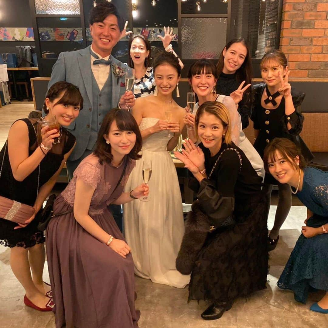 下田奈奈さんのインスタグラム写真 - (下田奈奈Instagram)「*﻿ 先日、ラブベリーの近藤彩希ちゃんの﻿ 結婚式二次会にお呼びいただきました👰﻿ ﻿ 憧れの先輩モデルだったサキチの花嫁姿が﻿ 生で見られるなんて夢のよう‥🥺💓﻿ ﻿ ラブベリーモデルになってすぐの頃、緊張しながら一緒の撮影現場を終えた帰りに二人で一緒に﻿109-②に行ってお揃いのキティストラップを﻿買えたのが本当に嬉しかったなぁ〜🐈💕﻿ ﻿ 今でも忘れられない思い出😂笑﻿ ﻿ ﻿ 相変わらず可愛くて優しくて笑顔が本当に﻿ 素敵なサキチでした💓﻿ 旦那さんとも本当にお似合い🥰﻿ ﻿ ﻿ ラブベリーのみんなにも久しぶりに会えて﻿ プチ同窓会みたいで嬉しかったなぁ〜♪﻿ 久しぶりなのに久しぶりな感じがしなかった👀﻿ ﻿ 帰りにみんなでファミレスに寄って﻿ 昔の撮影思い出話をしてました🥳﻿ ﻿ ﻿ 大人になってもこうやって再会できて嬉しいなぁ💕﻿ ﻿ ﻿ #ラブベリー﻿ #ラブベリーナ﻿ #ティーン雑誌﻿ #結婚式﻿ #結婚式二次会﻿」11月16日 1時21分 - shimodanana