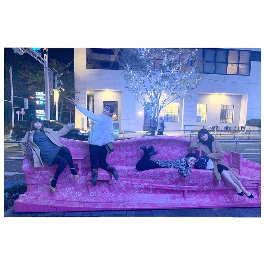 風花舞さんのインスタグラム写真 - (風花舞Instagram)「東京ミッドタウン・シャンパンビストロ～東京ミッドタウン・イルミネーション～けやき坂イルミネーション～中華料理。  けやき坂に、大きな椅子！ベンチ？ いつから？ イルミネーションシーズンだから？  女子会は、食べる・飲む・喋る・笑うのエンドレス。 お母さんは娘たちの写真・動画を撮るのに忙しい。  #六本木ヒルズ#けやき坂イルミネーション#パブリックアート#ベンチ#クリスマス#ライトアップ」11月16日 1時24分 - kazahanamai_official