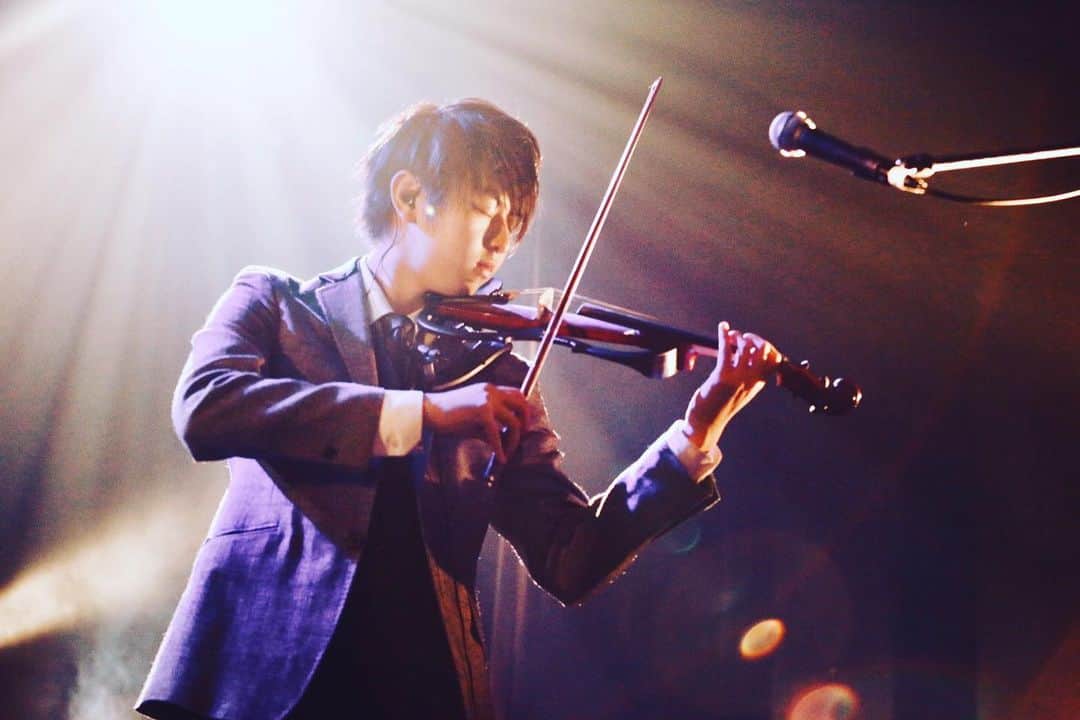 HIROKIのインスタグラム：「あした！音都！ . 演奏も聞いて欲しいし ブースにもぜひ遊びに来て！ . Qyoみくじが終わってしまったけど、次のも絶対楽しんでもらえると思う！ . . . 昔の音都の写真。 この衣装は懐かしいなあ、、 . . #音都  #堂島リバーフォーラム  #kyoto #京都  #japan  #kyotostyle #kyotojapan  #musician #violinist #band #バイオリン男子 #バイオリン #エレキバイオリン  #electricviolin  #electricviolinist #likeplease  #kyotouniversity #京大 #京大生 #バンドマン #qyoto #violin #hiroki #🎻」