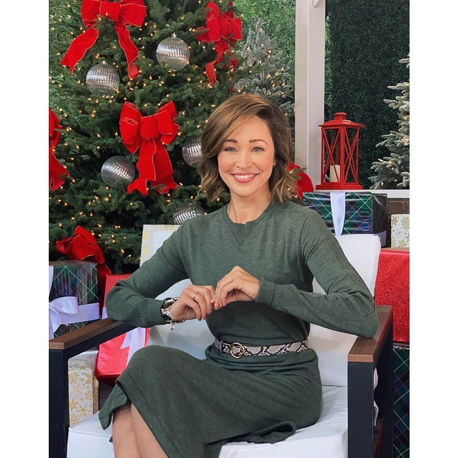 オータム・リーザーのインスタグラム：「Serving 1940’s Christmas vibes on the @homeandfamilytv set this morning!! Thank you beautiful @iamdebbiem for always being so welcoming and laughing with me — and do you all agree that the delightful and easy-on-the-eyes @cameronmathison and I are overdue for a @hallmark movie together?? 2020 goals, people... The rundown: Dress: @ragandbone  Boots: @jeffreycampbell  Belt: @frame  Hair: @deanroybal  Makeup: @cschellenger  #HomeandFamily  #hallmarkchristmasmovies #holidayfashion」