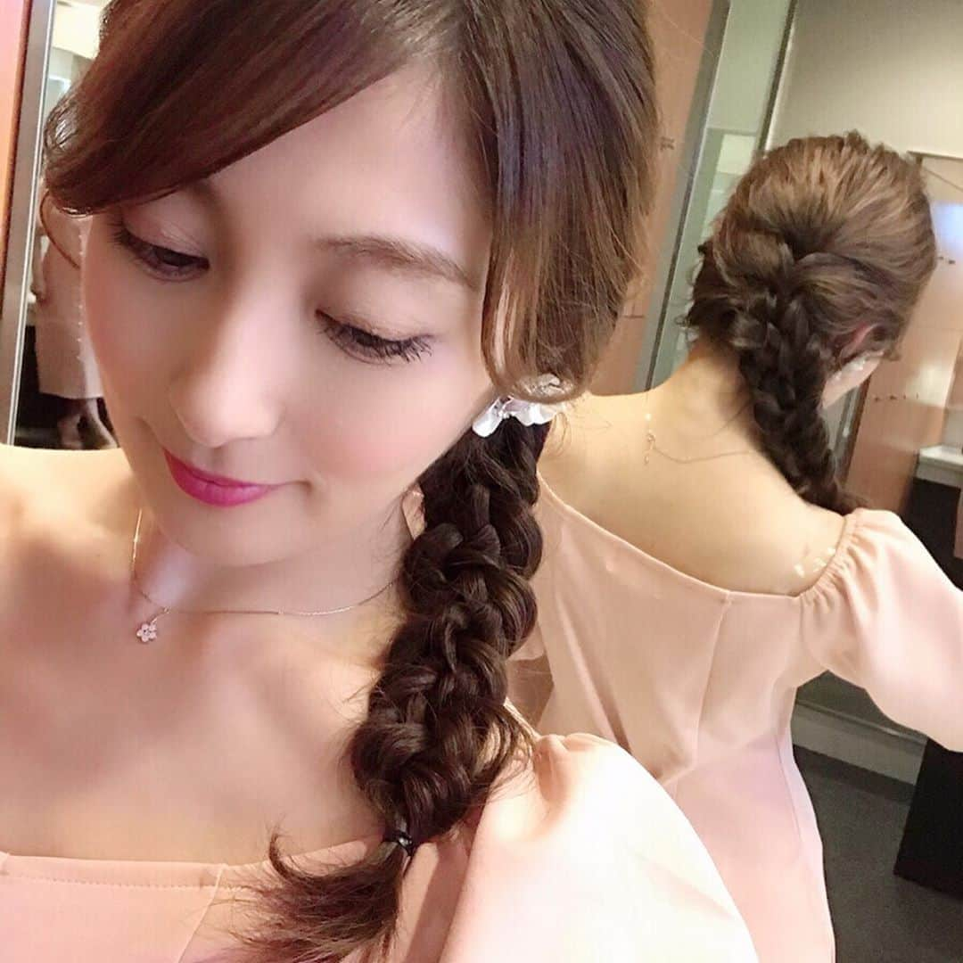 熊田曜子さんのインスタグラム写真 - (熊田曜子Instagram)「今日のお昼12時15分から NHK「生活笑百科」に出演させて頂くよ📺 メイクさんに 「エルサみたいな髪型」ってオーダーして編んでもらったの❄️ #NHK #生活笑百科 #番組 #法律 #弁護士  再放送は 11月19日 火曜日 11時5分〜」11月16日 1時30分 - kumadayoko