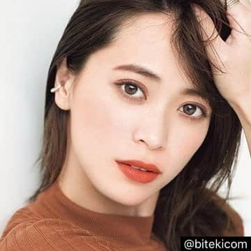 坂田梨香子さんのインスタグラム写真 - (坂田梨香子Instagram)「💄💋 @bitekicom ＼“唇美人”はこう作る！／ 【「薄い唇」さんが得する美リップカラー、ずらり！～オレンジリップ編～】 ・ 唇の厚い薄いにコンプレックスや悩みがあっても、リップカラーの色味と塗り方ひとつで逆転できるんです！ 大人気ヘア＆メイクの北原 果さんに、“唇の厚さを活かした”リップの似合わせワザをを教えていただきました♪ ・ 美的読者200人に“唇”の悩みについてアンケートをとったところ、第1位は「似合う色がわからない」という結果に。 「結局、無難なピンクベージュばかりになってしまう」とのお悩みに、北原さんが答えてくれました！ ・ （北原 果さん）「塗りたいリップの色に、アイシャドウやチークの色をそろえワントーンメイクにすると、比較的どんなリップでも似合います。また同じ色でも、濃度や質感の違いで印象はガラリと変化しますよ！」 ・ 写真1枚目の坂田 梨香子さん（ @rikakosakata_official ）のような「薄い唇」さんがより美人にみえるのは、「“程マット”な濃厚オレンジリップ」！ 肌になじみがちなオレンジは、濃く発色するタイプを選び、唇の輪郭をきちんととって存在感を際立たせて。程よくマットな質感を選ぶと唇が柔らかく見え、もとからふっくらした唇の印象にも。なじみのいいオレンジ×薄い唇だからこそ、色と質感で遊んでもクドく見えず、おしゃれモードな唇メイクを楽しめます。 ・ いかがでしたか？ふっくら上品な唇にしてくれる「“程マット”な濃厚オレンジリップ」。秋メイクで挑戦してみてくださいね♪ ・ #坂田梨香子 #リップメイク #オレンジリップ #秋コスメ #秋メイク #エレガンスクルーズ #フラッフィカラースティック #ルージュジバンシイ #ジョリルージュラッカー #マットリップ #ソフトマット #秋リップ #テラコッタリップ #おすすめコスメ #テラコッタメイク #ディオールウルトラリキッド #instagood #instabeauty #bitekicom #コスメ #コスメ好きさんと繋がりたい #メイク #メイク好きさんと繋がりたい #美容 #美的 #美的メイク #メイク好き #コスメオタク #コスメ紹介」11月16日 1時32分 - rikakosakata_official