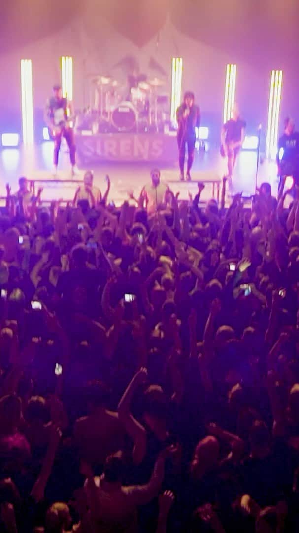 ニック・マーティンのインスタグラム：「I love this video so much. To all of the amazing folks in the UK that came to a show, we can’t thank you enough! Can you spot yourself out in any of the crowd shots? 📹: @elliemitchellphotography」