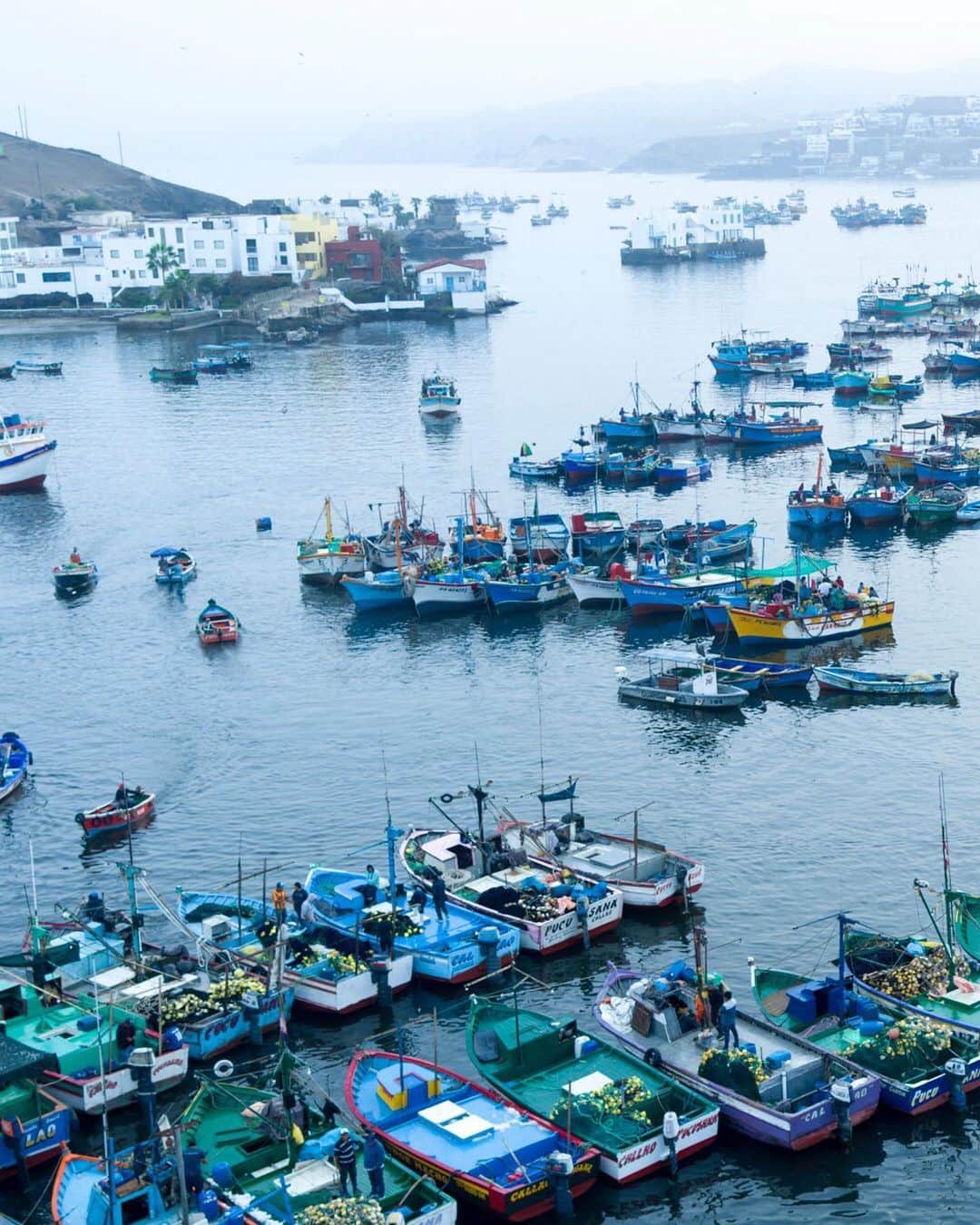 のインスタグラム：「Photo by George Steinmetz @geosteinmetz | Sunrise in Pucusana, a vibrant artisanal fishing port on the Peruvian coast. To view more of our world from above, follow @geosteinmetz.」