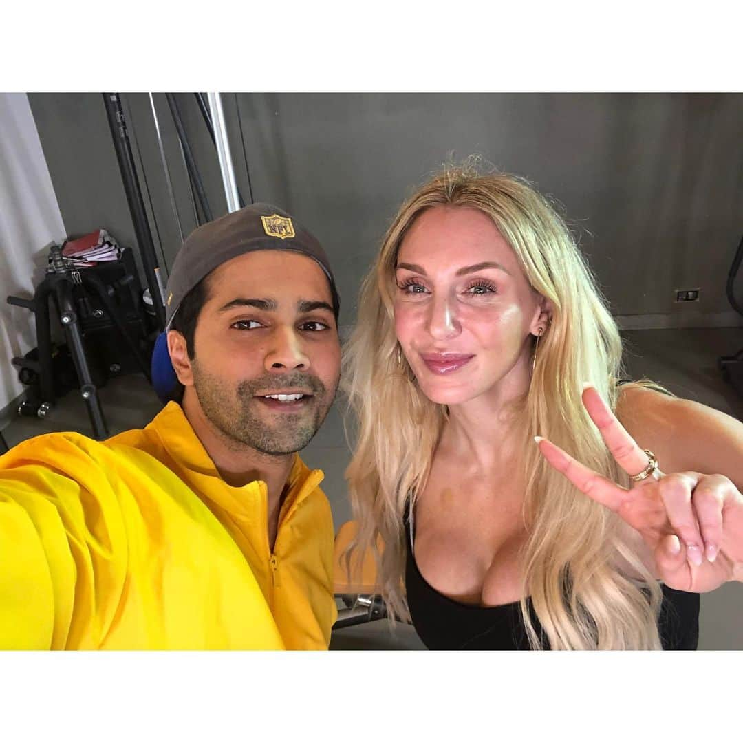 Varun Dhawanさんのインスタグラム写真 - (Varun DhawanInstagram)「Woooo with the queen @charlottewwe. Wish we spent more time. She’s a champ #wwe. Check out my YouTube channel for the exclusive chat」11月16日 1時41分 - varundvn