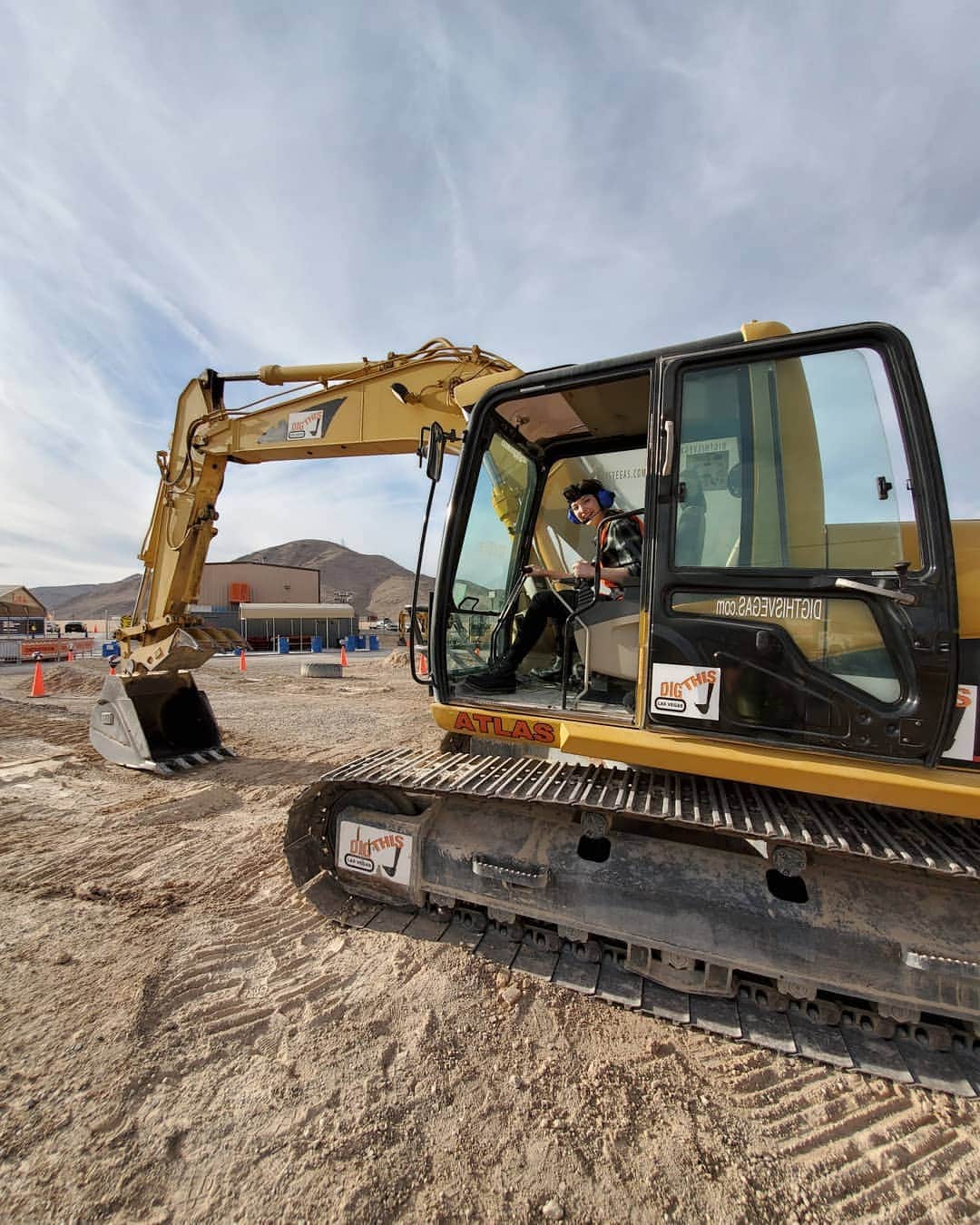 エマ・デュモンさんのインスタグラム写真 - (エマ・デュモンInstagram)「It's my birthday so I did the normal 25 year old thing and learned to drive an excavator! Woot woot!」11月16日 1時55分 - emmadumont