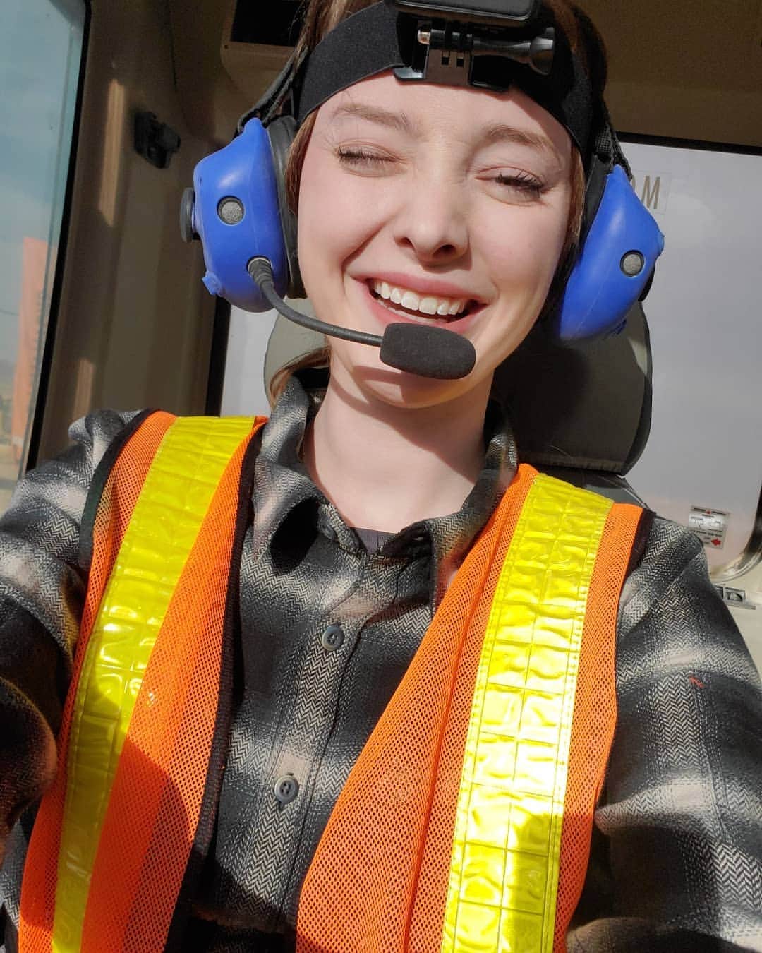 エマ・デュモンのインスタグラム：「It's my birthday so I did the normal 25 year old thing and learned to drive an excavator! Woot woot!」