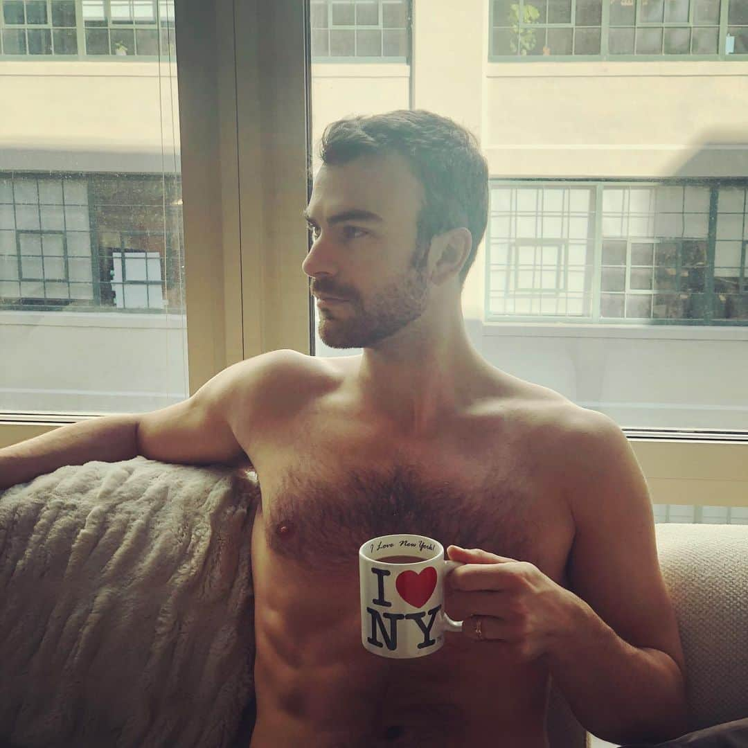 エリック・ラドフォードさんのインスタグラム写真 - (エリック・ラドフォードInstagram)「Goooood morning! #nyc #coffee  #morning #scruff #gay #sunnyday」11月16日 1時48分 - ericradford85