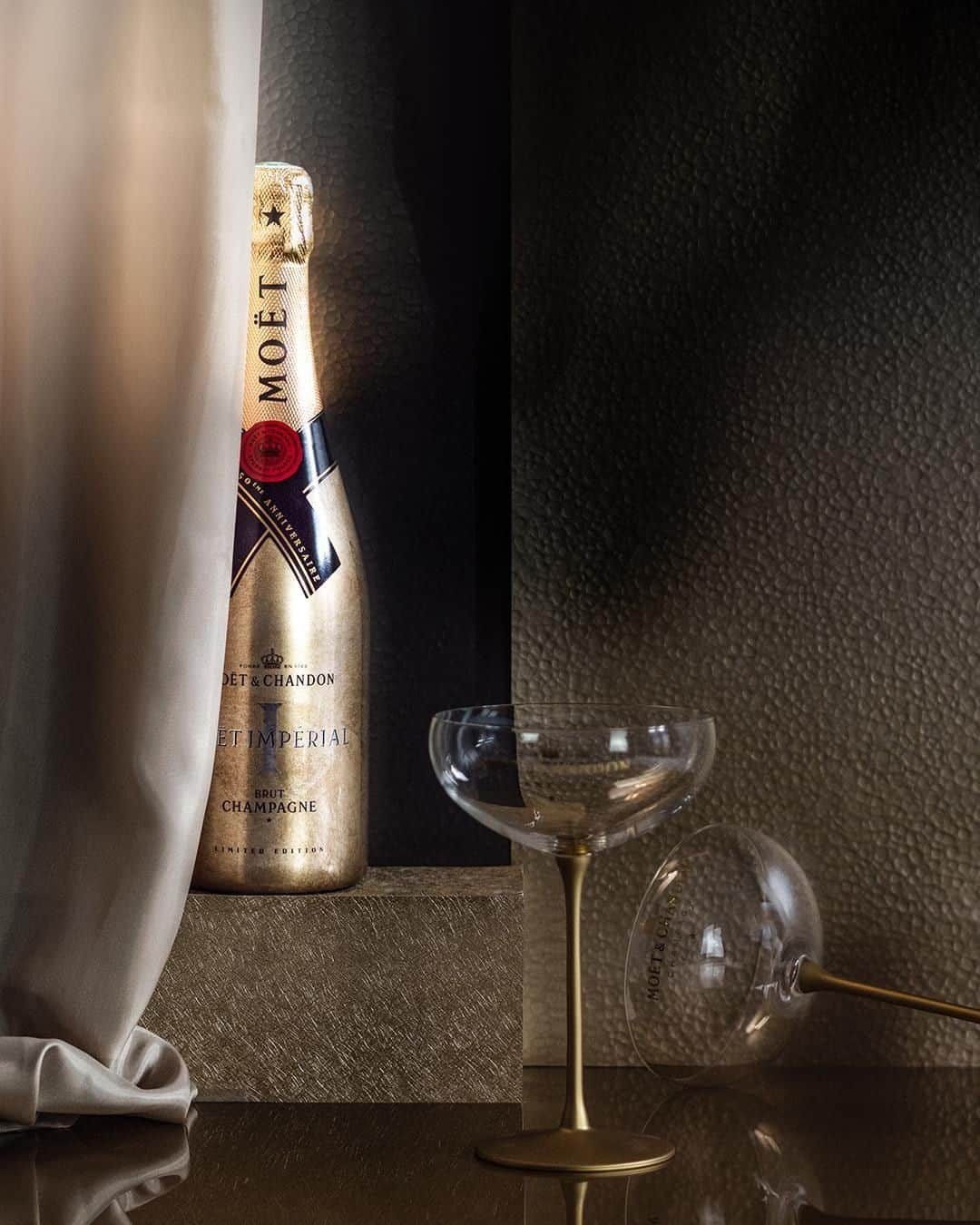 Moët & Chandon Officialさんのインスタグラム写真 - (Moët & Chandon OfficialInstagram)「Bringing to light this season’s Limited Edition. Picture by @jabbourjoseph #MoetMoment #MoetImperial #Craft . This material is not intended to be viewed by persons under the legal alcohol drinking age or in countries with restrictions on advertising on alcoholic beverages. ENJOY MOET RESPONSIBLY」11月16日 2時00分 - moetchandon