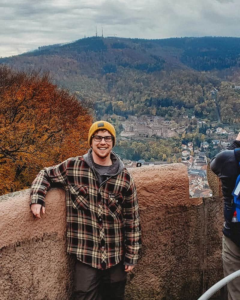 スカイラー・カーギルさんのインスタグラム写真 - (スカイラー・カーギルInstagram)「just hanging out in germany after hiking 2.5 miles up a very steep mountain 😂 . . . alright, i just want to interrupt my regularly scheduled programming for some thoughts i’ve had recently on being a “social media influencer.” truth is, i’m grateful for the opportunities i’ve had and how long i spent to build my youtube channel authentically and then onto instagram in 2013. i love taking pictures, i love sharing stories, and i love the community on here. however - i am not an influencer anymore because i do not want to be. being an influencer is hella hard. editing photos, having the right “aesthetic,” making sure i “engage” and “ask questions to get comments.” i see others following the same guidelines i learned about years ago - ways to grow ones following and get those numbers up. and honestly.. i’m just not into it anymore. if i have a relationship and it ends, i have to relive it through DMs and prying questions. if i have a new job, i feel the need to announce it. if i am moving, i feel a need to explain it. and it’s not even.. feeling a “need.” it’s actually expected of me. and at this point in my life, i’m living without expectations. . . i’m a busy guy. i don’t want to have to log into instagram and obsess over what content “makes sense.” my life doesn’t make sense and that’s the fucking beauty of it!! i felt pressured by friends, peers, mentors etc to continue to use my following to my “advantage.” but what advantage is that if i’m unhappy doing it? i dunno folks. it’s exhausting to have to parse out every word, it feels inauthentic and i’m a whole authentic human being. my life is 1% online and 99% what i’m living, what i’m enjoying, what i’m loving. . . (continued in comments down below!) [image description: skylar stands on a tower in germany overlooking a cute small town, he’s wearing flannel and a beanie and has a genuine smile.] photo by @dmilophotography  #influencer #notforme #love #lgbtq #transandhappy #trans #queer #flannel」11月16日 2時01分 - skylarkergil