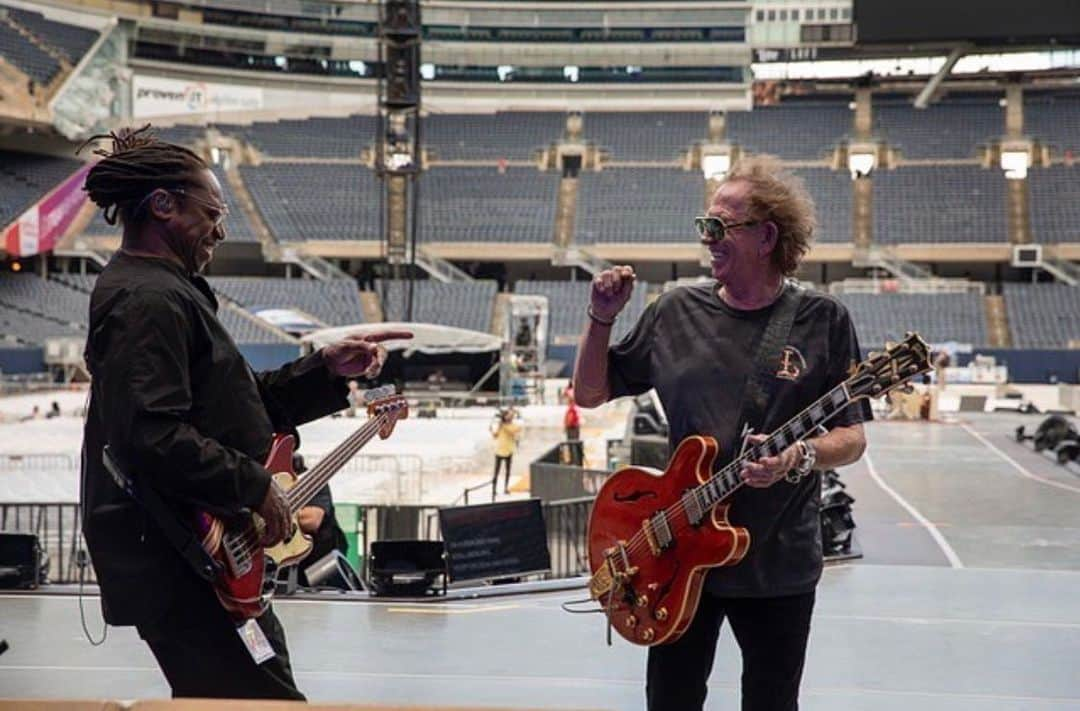 The Rolling Stonesさんのインスタグラム写真 - (The Rolling StonesInstagram)「@officialkeef and @darryljonesbassist share a moment in tour rehearsals - June 2019 #therollingstones #stonesnofilter」11月16日 2時07分 - therollingstones