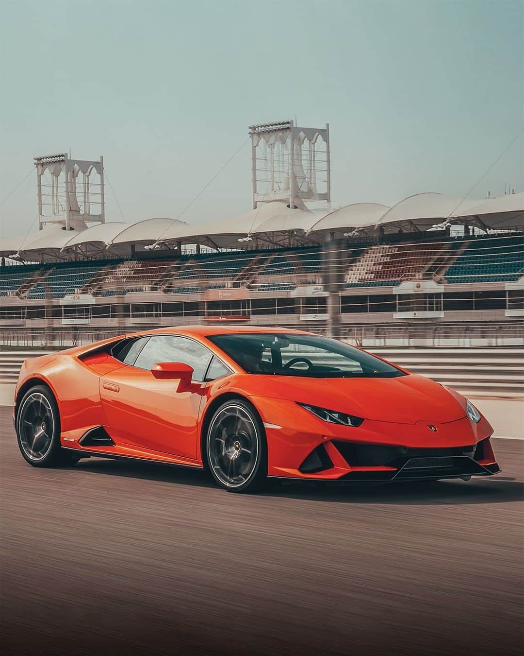 ランボルギーニのインスタグラム：「Evolution is a necessity.  With the Huracán EVO and EVO Spyder, it came naturally. Not only is it the most powerful in the Lamborghini V10 family, it is also extremely dynamic.  That being said, how much do you know about this Super Sports Car?  #Lamborghini #HuracanEVO #HuracanEVOSpyder #EveryDayAmplified」